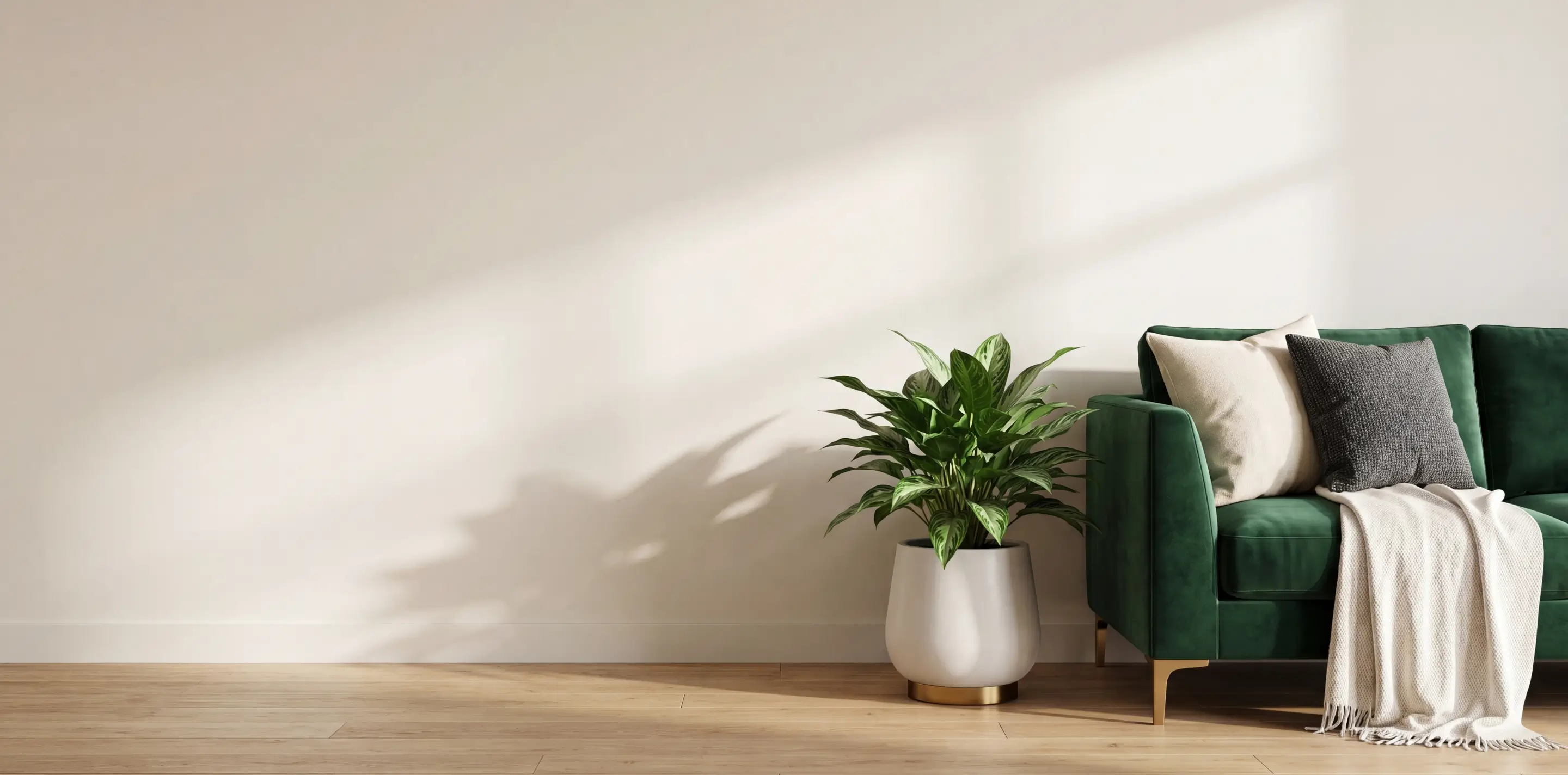 Modern eingerichtetes Wohnzimmer mit grünem Samtsofa